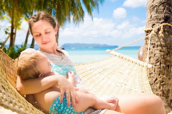 Famiglia felice, mamma e bambino si trovano su un'amaca su una tropica — Foto Stock