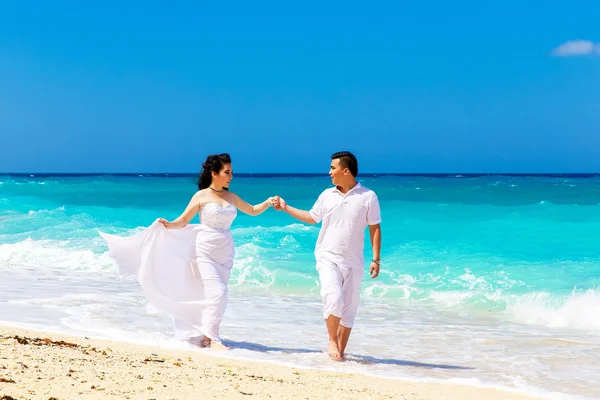 Aziatische bruid en bruidegom op een tropisch strand. Huwelijk en honeymoo — Stockfoto