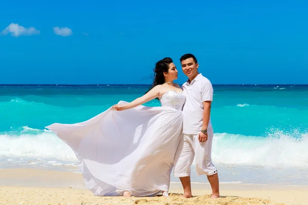 Novia y novio asiáticos en una playa tropical. Boda y luna de miel —  Fotos de Stock