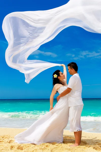 Asiatische Braut und Bräutigam an einem tropischen Strand. Hochzeit und Flitterwochen — Stockfoto