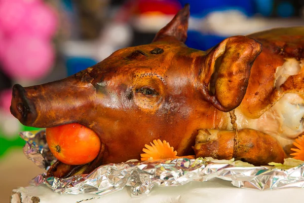 Porco de sucção decorado e assado em uma mesa no banquete. Filipino — Fotografia de Stock