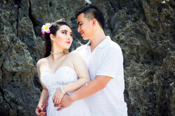 Asiatische Braut und Bräutigam an einem tropischen Strand. Hochzeit und Flitterwochen — Stockfoto