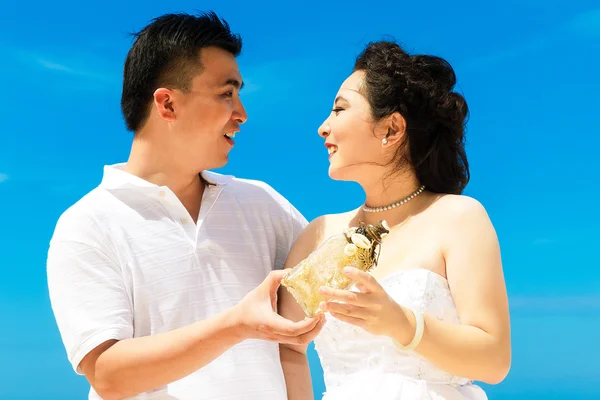 Asian bride and groom on a tropical beach. Wedding and honeymoon — Stock Photo, Image