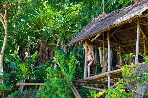Молодая красивая девушка в бамбуковой хижине в тропических джунглях . — стоковое фото