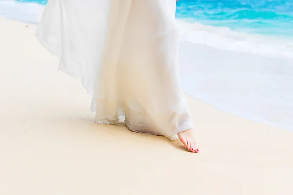 Güzel genç gelin bir trop üzerinde yürüyen bir beyaz gelinlik — Stok fotoğraf