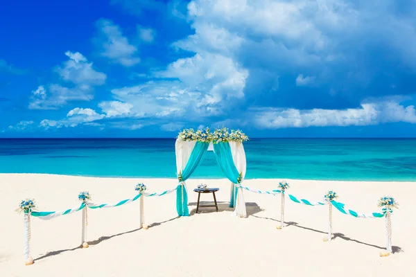 Boda en la playa. Arco de boda decorado con flores en tr —  Fotos de Stock