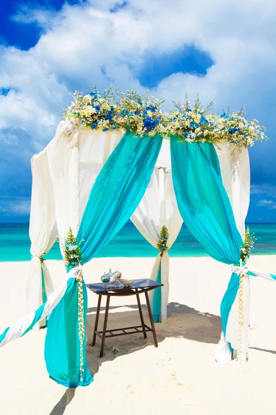 Wedding on the beach . Wedding arch decorated with flowers on tr — Stock Photo, Image