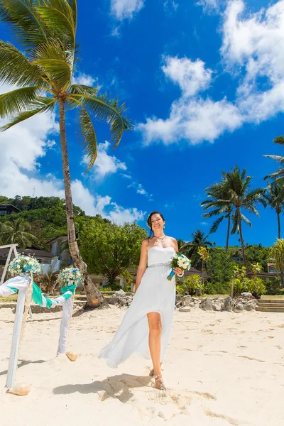 Casamento na praia. A noiva está indo na praia de areia para t — Fotografia de Stock