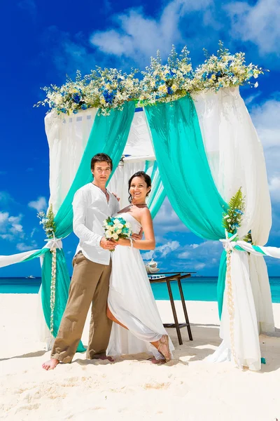 Γαμήλια τελετή σε μια τροπική παραλία με μπλε χρώμα. Ευτυχισμένος γαμπρός και br — Φωτογραφία Αρχείου