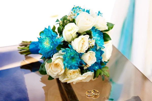 Wedding accessories. The bride's bouquet and wedding rings. — Stock Photo, Image