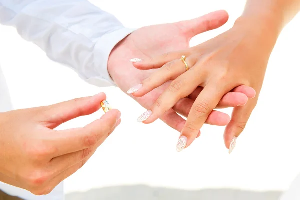 Novio dando un anillo de compromiso a su novia bajo el arco deco — Foto de Stock