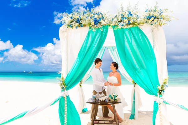 Bride giving an engagement ring to her groom under the arch deco — Stock Photo, Image