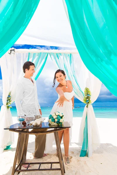 Cérémonie de mariage sur une plage tropicale bleue. Joyeux marié et frère — Photo