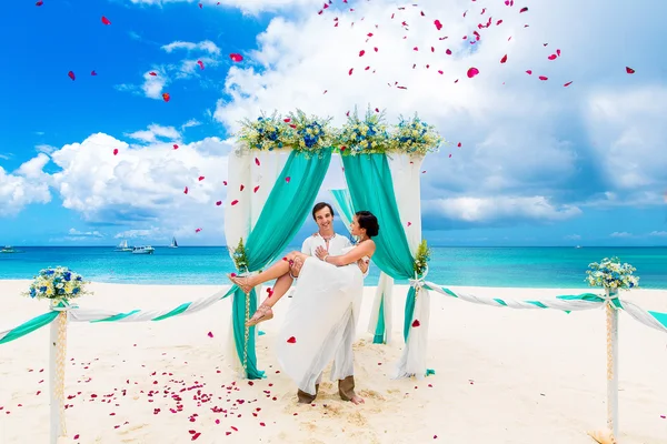 Svatební obřad na tropické pláži v modrém. Šťastný ženich a br — Stock fotografie