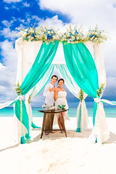 Γαμήλια τελετή σε μια τροπική παραλία με μπλε χρώμα. Ευτυχισμένος γαμπρός και br — Φωτογραφία Αρχείου