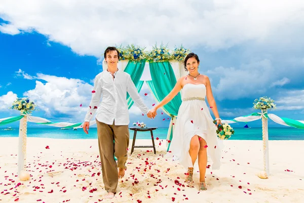 Wedding ceremony on a tropical beach in blue. Happy groom and br — Stock Photo, Image