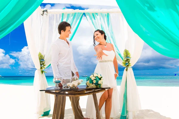 Cérémonie de mariage sur une plage tropicale bleue. Joyeux marié et frère — Photo