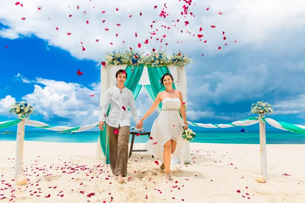 Cerimônia de casamento em uma praia tropical em azul. Feliz noivo e br — Fotografia de Stock