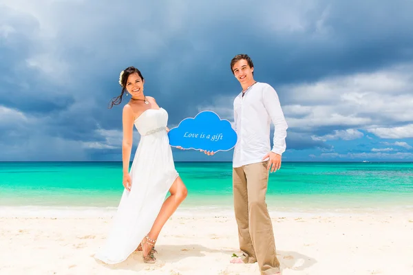 Mariée et marié heureux s'amusent sur la plage tropicale sablonneuse. Nous... — Photo