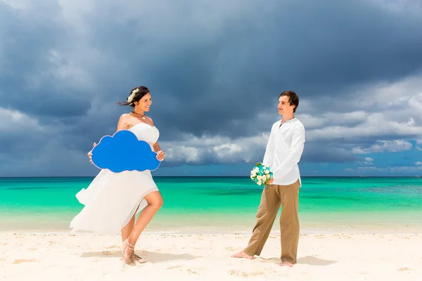 Happy brudgummen och bruden att ha kul på den tropiska stranden. Vi — Stockfoto