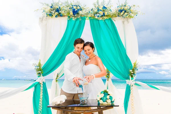 Ceremonia de boda en una playa tropical en azul. Ceremonia de arena. Hap. —  Fotos de Stock