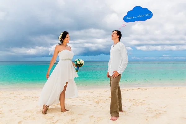 Happy brudgummen och bruden att ha kul på den tropiska stranden. Vi — Stockfoto