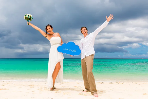 Mariée et marié heureux s'amusent sur la plage tropicale sablonneuse. Nous... — Photo