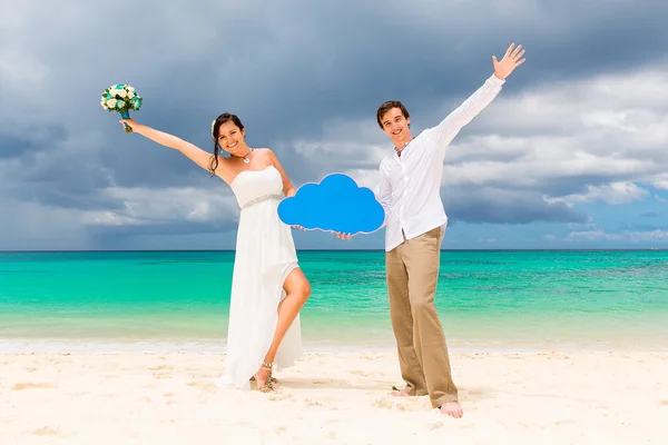 Happy groom and bride having fun on the sandy tropical beach. We — Stock Photo, Image