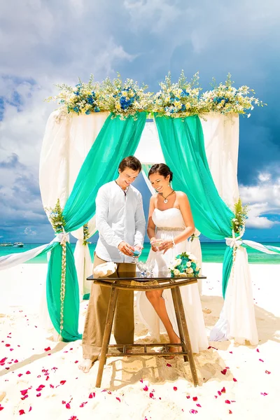 Az esküvői szertartás egy trópusi tengerparton kék. Homok ceremónia. Hap — Stock Fotó