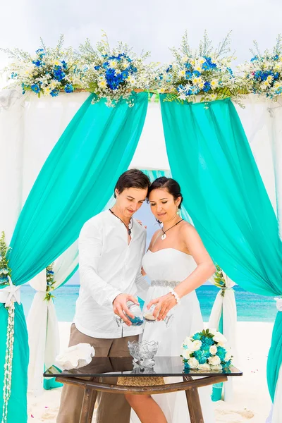 Ceremonia de boda en una playa tropical en azul. Ceremonia de arena. Hap. —  Fotos de Stock