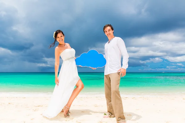 Happy groom and bride having fun on the sandy tropical beach. We — Stock Photo, Image