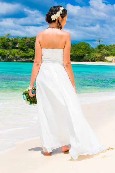 Beautiful fiancee in white wedding dress with big long white tra — Stock Photo, Image