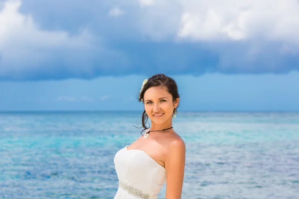 Beautiful fiancee in white wedding dress stand on shore sea. Wed — Stock Photo, Image