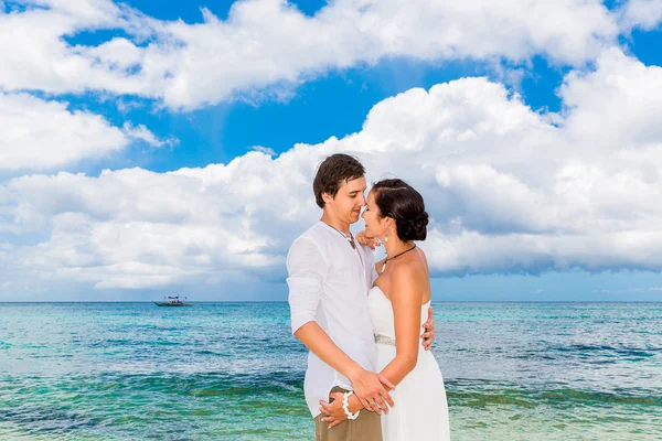 Feliz novio y novia divirtiéndose en la playa tropical de arena. Nosotros... —  Fotos de Stock