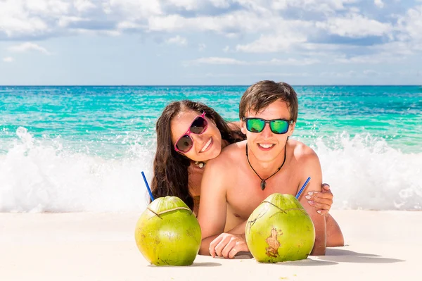 Jonge liefdevolle gelukkige paar veel plezier op tropisch strand, met raamde — Stockfoto