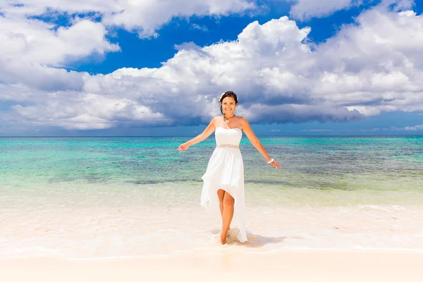 Happy beautiful fiancee in white wedding dress on shore sea. Wed — Stock Photo, Image