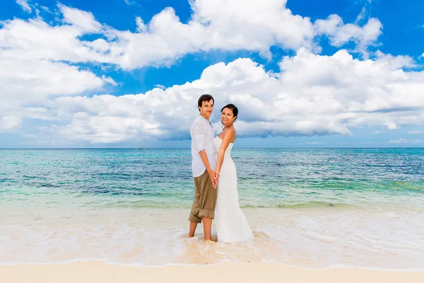 Happy groom and bride on the sandy tropical beach. Wedding and h — Stock Photo, Image