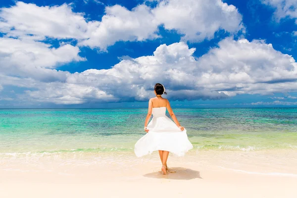 Happy beautiful fiancee in white wedding dress on shore sea. Wed — Stock Photo, Image