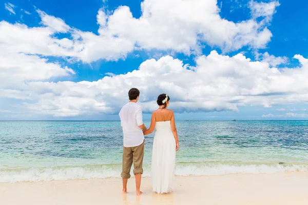 Feliz novio y novia en la playa tropical de arena. Boda y h — Foto de Stock