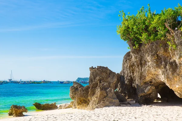 Vackert landskap av tropisk strand, klippor med vegetation, se — Stockfoto