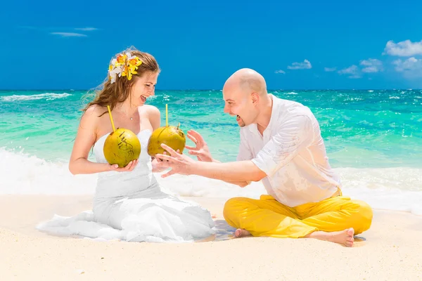 Happy bride and groom drink coconut water and having fun on a tr — Stock Photo, Image