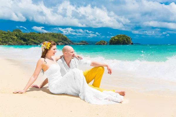Šťastný ženich a nevěsta baví na tropické pláži. Svatba — Stock fotografie
