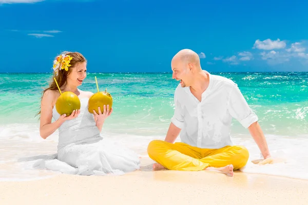 Happy bride and groom drink coconut water and having fun on a tr — Stock Photo, Image