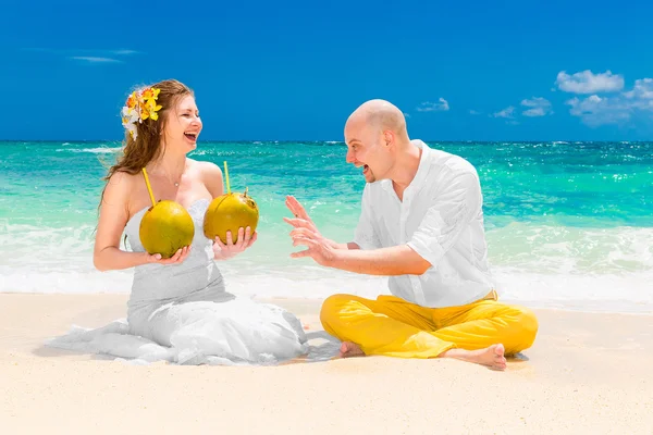 Feliz novia y novio beber agua de coco y divertirse en un tr — Foto de Stock