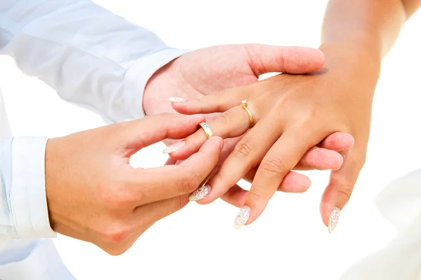Ženich dává své nevěstě pod obloukem deco zásnubní prsten — Stock fotografie
