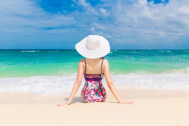 Genç güzel kız ekrana başa beyaz hasır şapkalı 