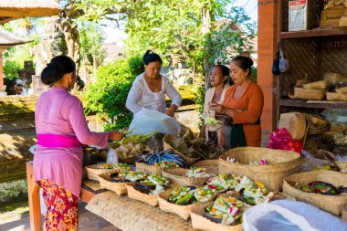 Bali, Endonezya, 3 Mayıs 2015. Bali dili kadın süslemeleri yapmak