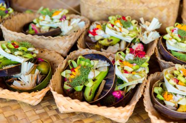 Bali tanrılarla çiçekler için geleneksel balinese teklifleri ve 