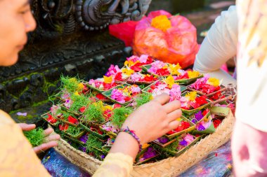Bali, Endonezya, 3 Mayıs 2015. Tanrı'ya yiyecek sunan eller,
