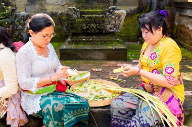 Bali, Endonezya, 3 Mayıs 2015. Bali dili kadın süslemeleri yapmak